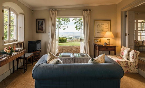 Charming self-catering cottage for two in the Stellenbosch Winelands; glorious views over vineyards towards Table Mountain and the Stellenbosch hills with the magnificent Helderberg mountain being Longfield&#39;s protective backdrop  