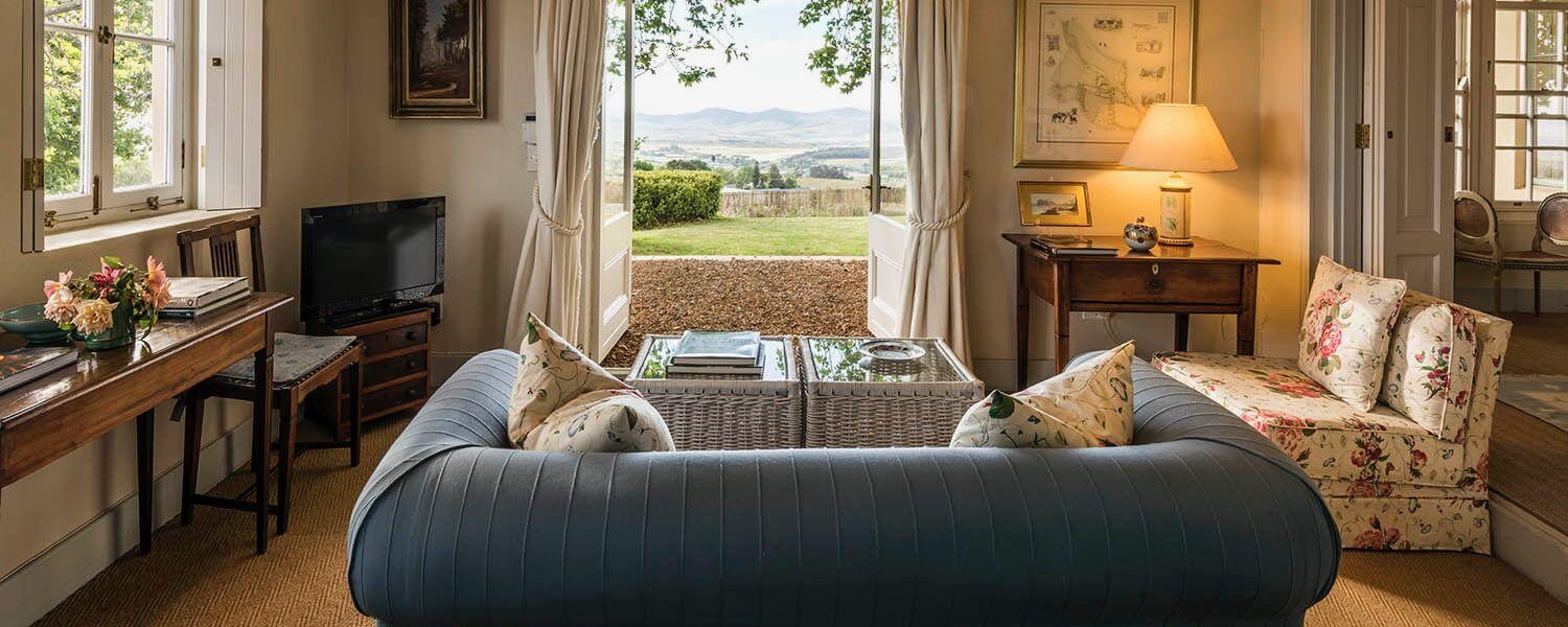 Charming self-catering cottage for two in the Stellenbosch Winelands; glorious views over vineyards towards Table Mountain and the Stellenbosch hills with the magnificent Helderberg mountain being Longfield&#39;s protective backdrop  